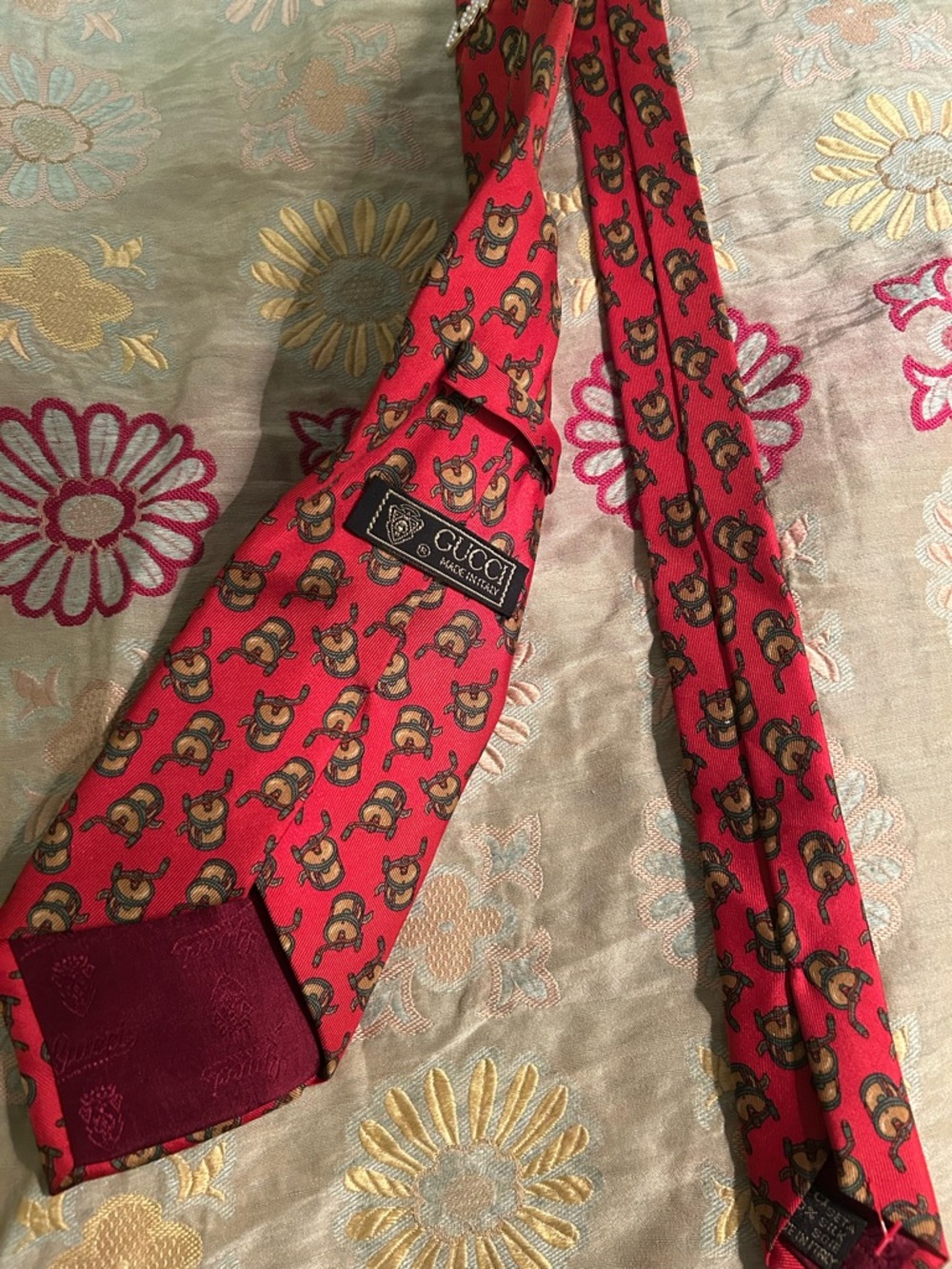 GUCCI Red Patterned Necktie with LOVE Pin - Picture 11 of 14